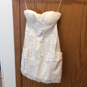 Sleeveless white strapless dress with pockets